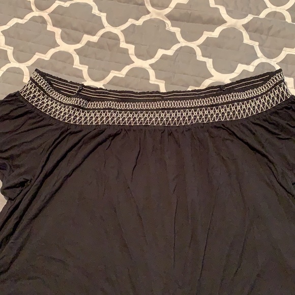 Black off the shoulder flowy top - Picture 4 of 5